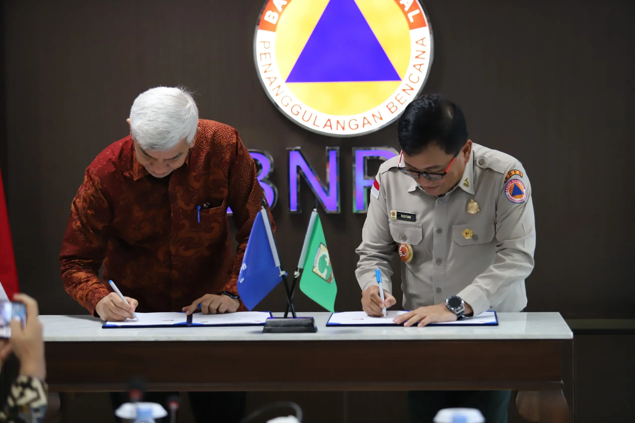 Penandatanganan perjanjian kerjasama tentang Pengembangan Program dan Kegiatan Pendidikan, Penelitian dan Pengabdian Berbasis Kebencanaan oleh Sekretaris Utama BNPB Dr. Rustian, S. Si., Apt., M.Kes dan Wakil Rektor 1 Prof. Dr. Syukri Arief, di Graha BNPB, Jakarta pada Rabu (26/2).